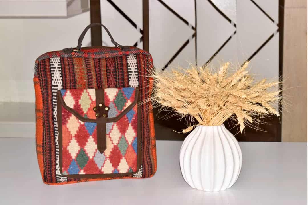 تصویر 2 از کیف گلیمی سنتی با حفظ اصالت تاریخی و ساختار وفادار به ریشه ها